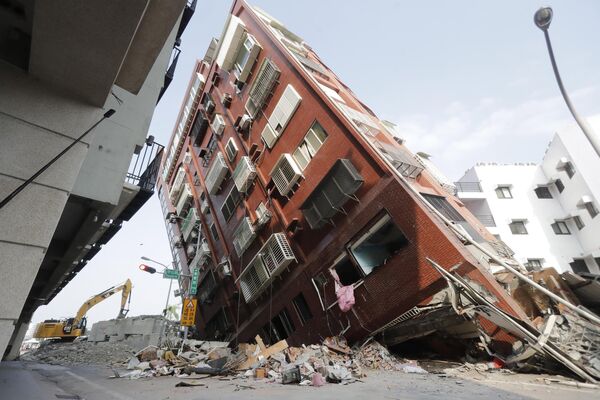 Обломки около здания на следующий день после мощного землетрясения в городе Хуалянь. - Sputnik Беларусь