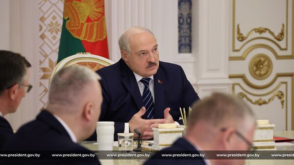 Лукашенко объяснил чиновникам, чем может обернуться их вранье ― видео - Sputnik Беларусь