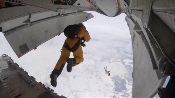 Российские парашютисты готовят прыжок из стратосферы на Северный полюс - Sputnik Беларусь