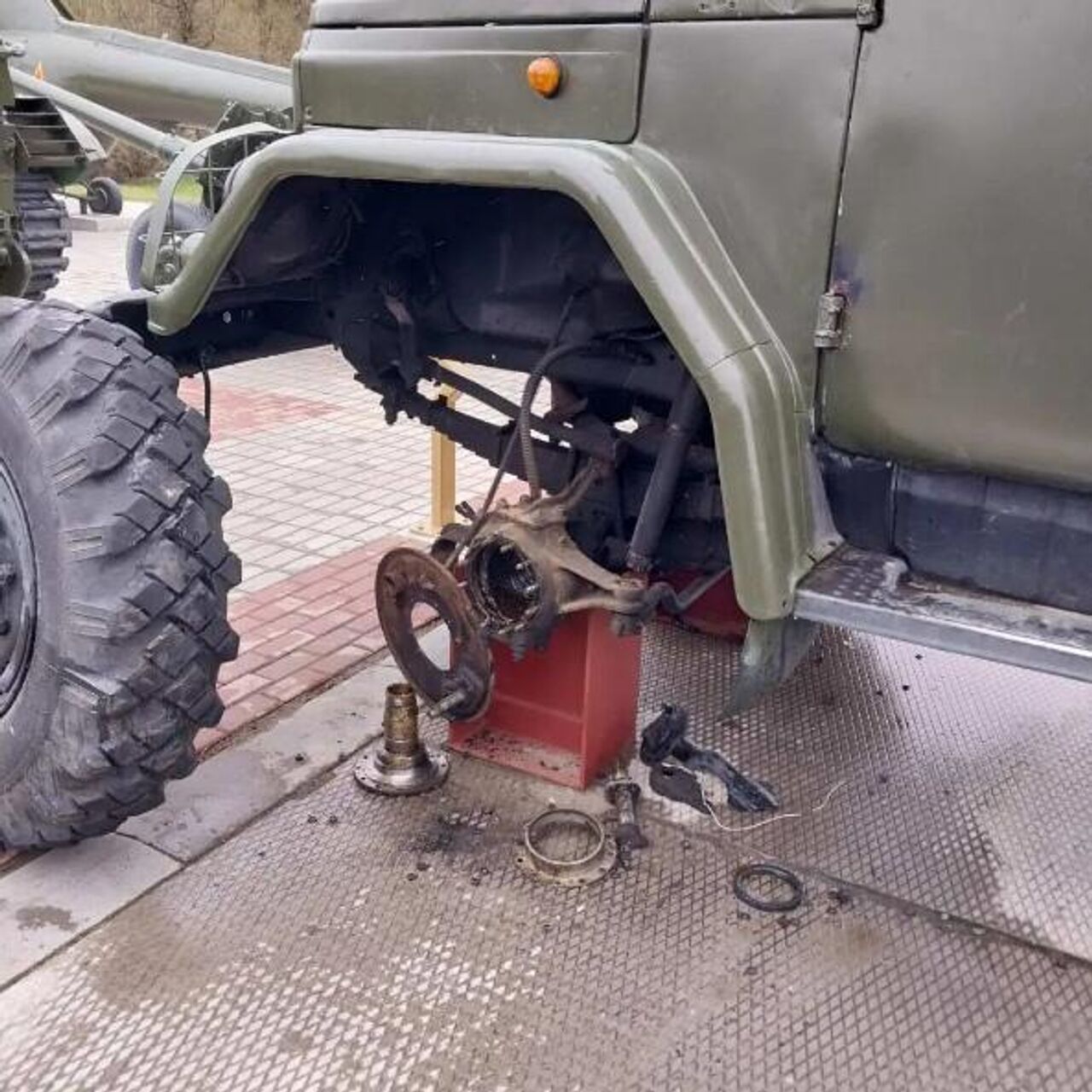 Вандалы сняли колесо с машины в парке военной техники в Полоцке -  05.04.2024, Sputnik Беларусь