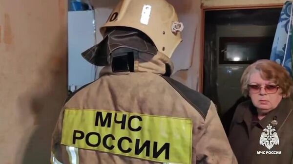 Сотрудники спасательной службы МЧС РФ проводят эвакуацию жителей из зоны возможного подтопления в Орске - Sputnik Беларусь