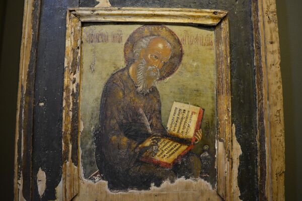 На представленной впервые в Гомеле части иконостаса нанесены изображения архангела Гавриила и двух евангелистов - Иоанна и Луки - Sputnik Беларусь