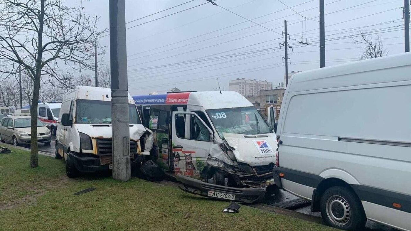 Маршрутное такси с пассажирами в Минске врезалось в три автомобиля -  06.04.2024, Sputnik Беларусь