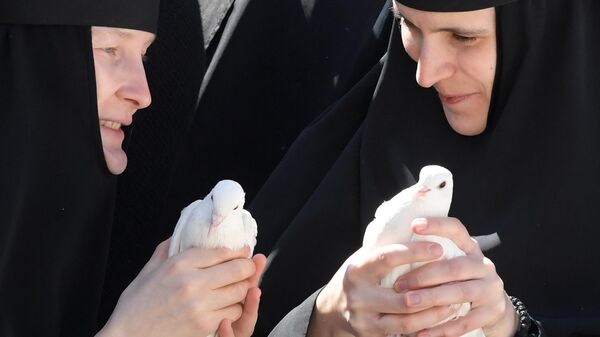 Монахини выпускают голубей после божественной литургии  - Sputnik Беларусь