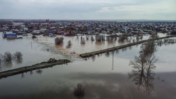 Место прорыва насыпной дамбы в Орске, город частично подтоплен.  - Sputnik Беларусь