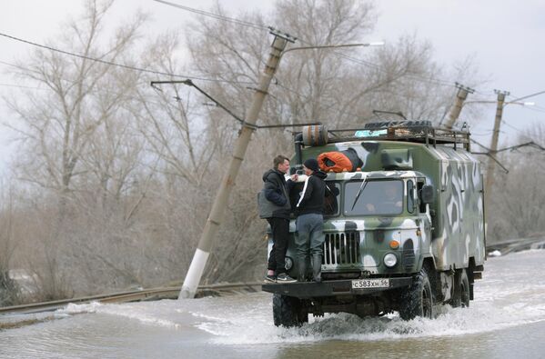 Эвакуация жителей из затопленных после прорыва дамбы районов города Орска - Sputnik Беларусь
