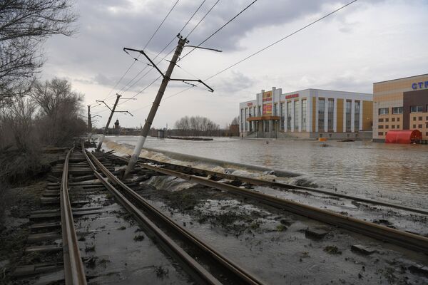 Размытые трамвайные пути в Орске, после прорыва дамбы - Sputnik Беларусь