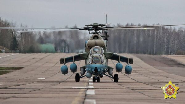 На один из аэродромов ВВС и войск ПВО прибыла очередная партия из четырех вертолетов Ми-35М - Sputnik Беларусь