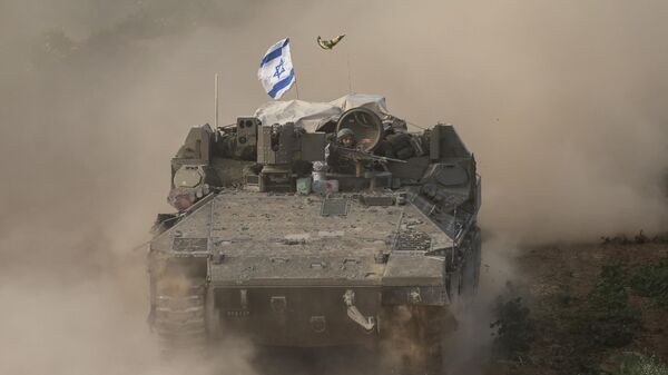 Солдат израильской армии, сидящий на бронетранспортере, выходящем из сектора Газа - Sputnik Беларусь