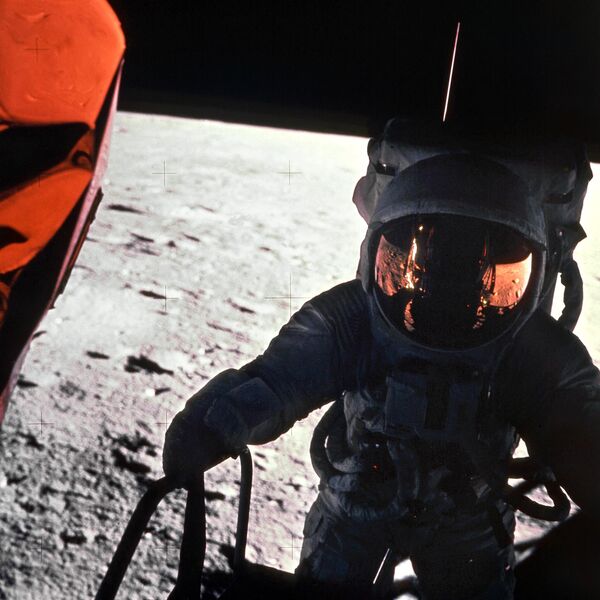14 ноября &quot;Аполлон-12&quot; с астронавтами Чарльзом &quot;Питом&quot; Конрадом-младшим, Ричардом Ф. Гордоном и Аланом Л. Бином отправился на Луну.На этой фотографии, опубликованной НАСА 19 ноября 1969 года, изображен один из астронавтов космической миссии &quot;Аполлон-12&quot; на Луне с камерой. В его шлеме отражается еще один космонавт.  - Sputnik Беларусь