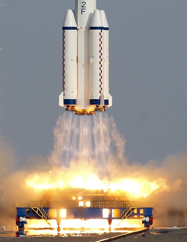 Ракета космического корабля &quot;Шэньчжоу-9&quot; стартует со стартовой площадки в Центре запуска спутников Цзюцюань 16 июня 2012 года.  - Sputnik Беларусь