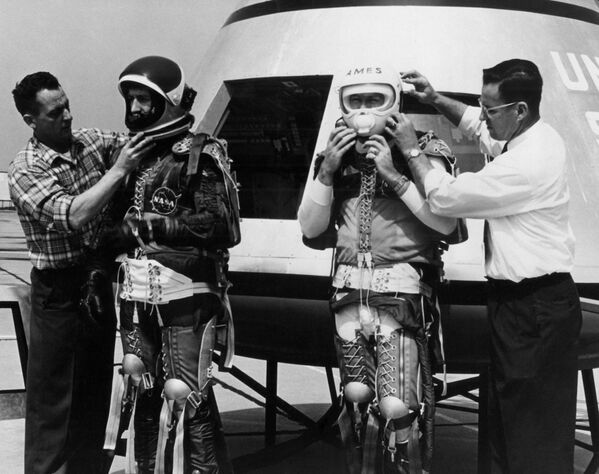 Сотрудники NASA готовятся подняться на борт космического корабля &quot;Аполлон&quot; 6 апреля 1962 года. - Sputnik Беларусь