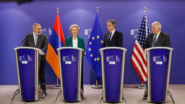 Слева направо: премьер-министр Армении Никол Пашинян, президент Комиссии ЕС Урсула фон дер Ляйен, госсекретарь США Энтони Блинкен и глава внешней политики Европейского союза Жозеп Боррель - Sputnik Беларусь