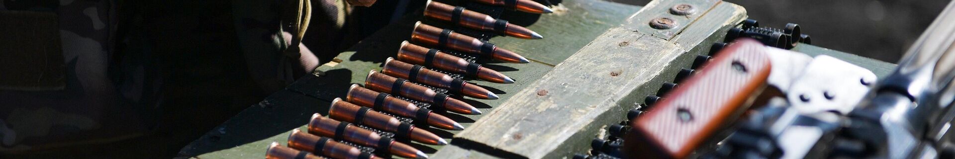 Военнослужащий ВС РФ подготавливает к стрельбе пулемет Калашникова - Sputnik Беларусь, 1920, 19.02.2022