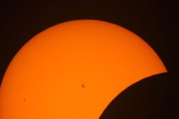 Солнечные пятна видны во время начальной фазы полного солнечного затмения. - Sputnik Беларусь