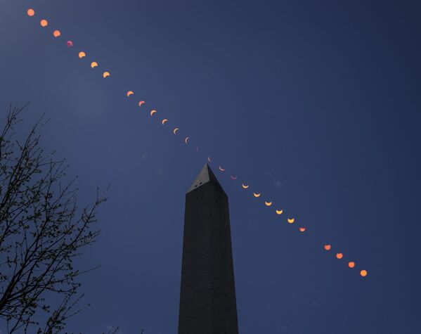 Разные фазы затмения над памятником Вашингтону. - Sputnik Беларусь