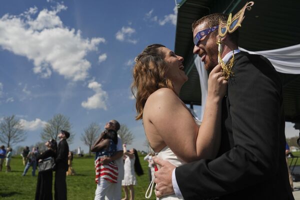 Жених и невеста танцуют и во время полного солнечного затмения, штат Огайо, США. - Sputnik Беларусь