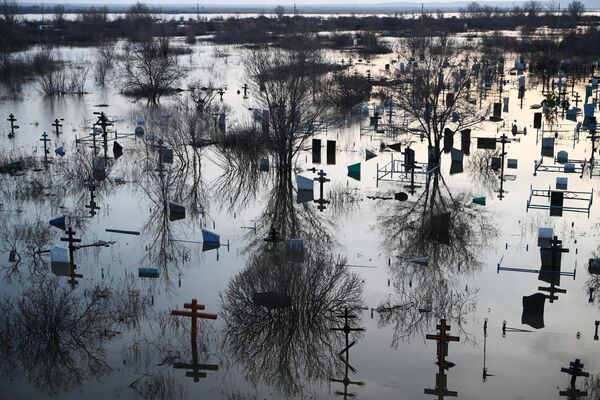 Подтопленное кладбище в Орске.  - Sputnik Беларусь