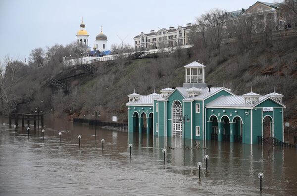 Затопленная набережная в Оренбурге.  - Sputnik Беларусь