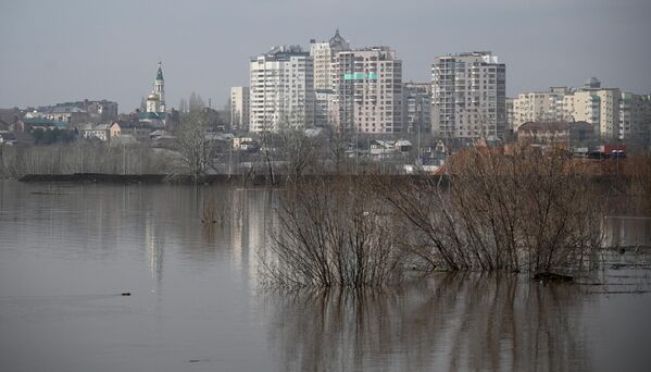 Затопленная набережная в Оренбурге. - Sputnik Беларусь
