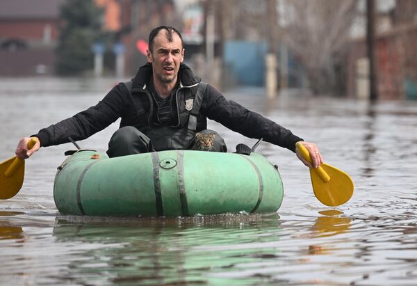 Мужчина на затопленной улице в микрорайоне Кузнечный в Оренбурге.  - Sputnik Беларусь