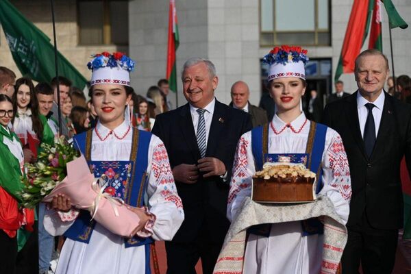 Встречали по белорусской традиции хлебом-солью. - Sputnik Беларусь
