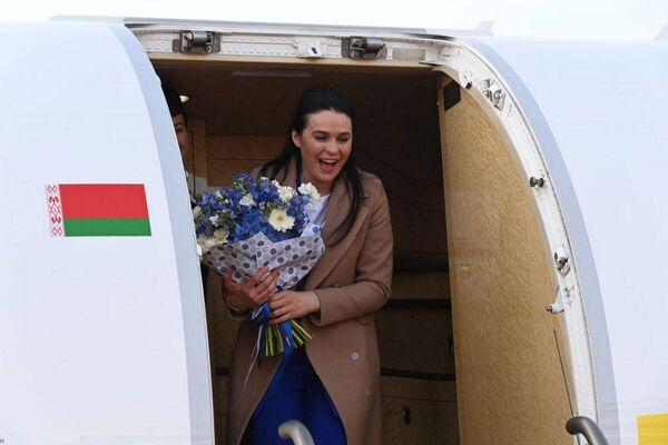 Из самолета Марина выходила с фирменной улыбкой на лице. - Sputnik Беларусь