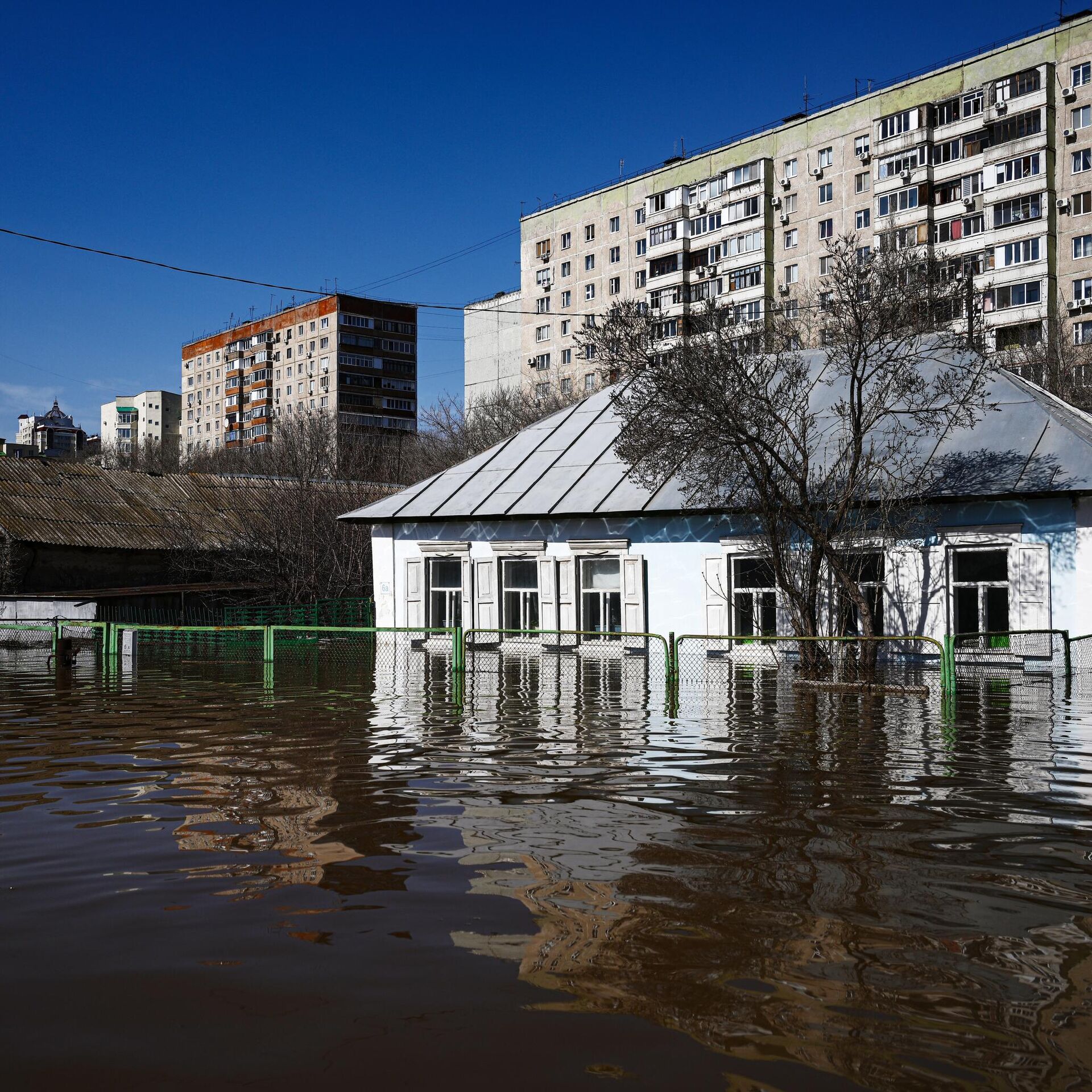 Уровень воды в реке Урал в Оренбурге приближается к 11 метрам - 11.04.2024,  Sputnik Беларусь