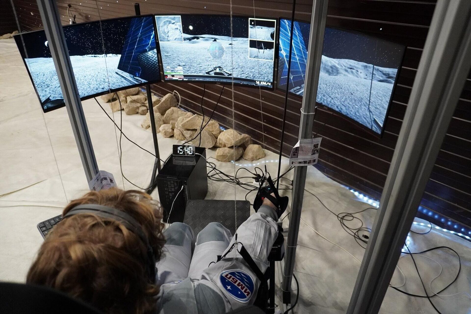 Раз в месяц в ходе изоляции, а также перед каждой высадкой на поверхность Луны, члены экипажа управляют виртуальной моделью лунного ровера (лунохода), выполняя задания различного уровня сложности на смоделированной поверхности нашего спутника - Sputnik Беларусь, 1920, 11.04.2024
