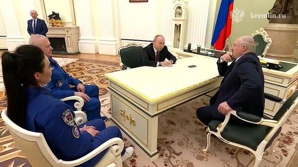 Усе свае: Лукашэнка і Пуцін пагаварылі з касманаўтамі і аленяводамі – відэа - Sputnik Беларусь
