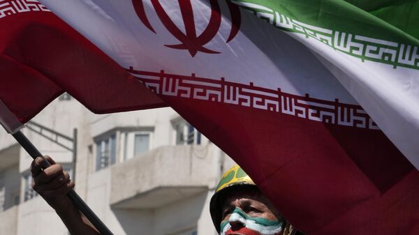 Мужчина с иранским флагом - Sputnik Беларусь