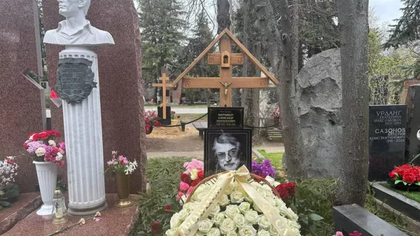 Могила Александра Ширвиндта на Новодевичьем кладбище  - Sputnik Беларусь