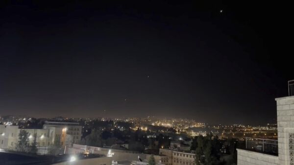 Ракеты-перехватчики запускаются в небо рано утром в воскресенье, 14 апреля 2024 года, в Иерусалиме - Sputnik Беларусь