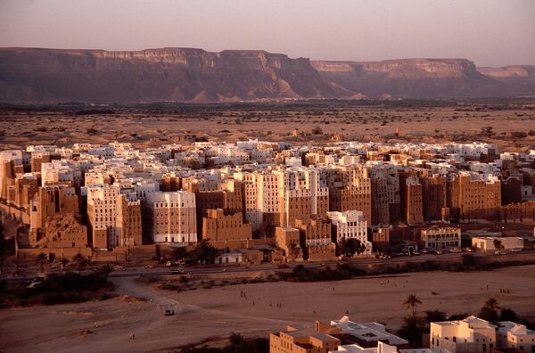 Город Шибам в Йемене. Его часто называют &quot;старейшим городом небоскребов в мире&quot;, а также Манхэттеном в пустыне.. Это также древнейший пример городского планирования, основанного на принципе вертикального строительства.В списке ЮНЕСКО с 1982 года. - Sputnik Беларусь