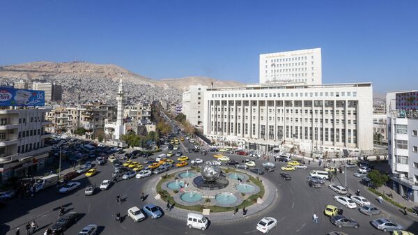 Здание центрально банка Сирии (справа) на площади Сабаа Бахрат в Дамаске - Sputnik Беларусь
