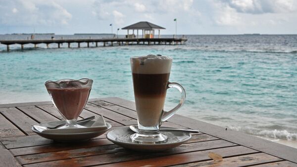Кофе на столике на пляже - Sputnik Беларусь