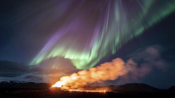 Від на зону вывяржэння вулкана на фоне паўночнага ззяння, Грындавік, Ісландыя - Sputnik Беларусь
