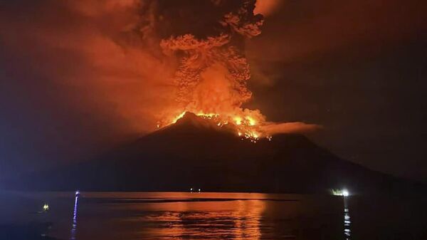 Извержение вулкана Руанг в Индонезии - Sputnik Беларусь