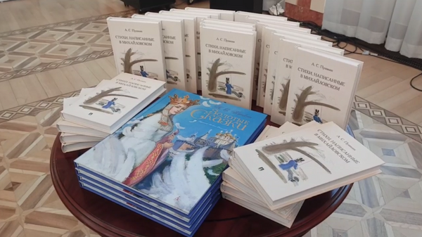 Посольство России подарило белорусским школьникам сборники стихов Пушкина - Sputnik Беларусь