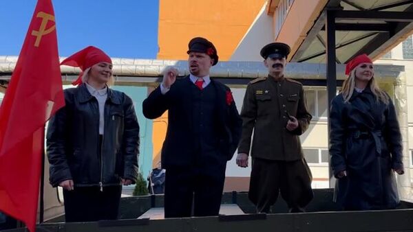 Ленин и Сталин вышли  на субботник в Гомеле - видео - Sputnik Беларусь