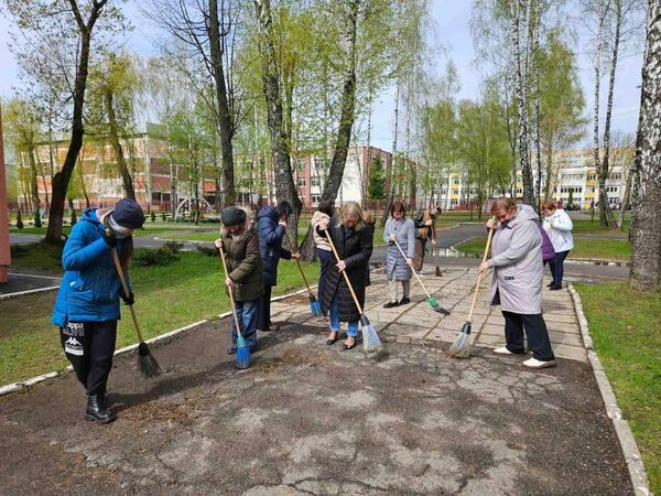 Жители столицы вышли на улицы с метлами. - Sputnik Беларусь