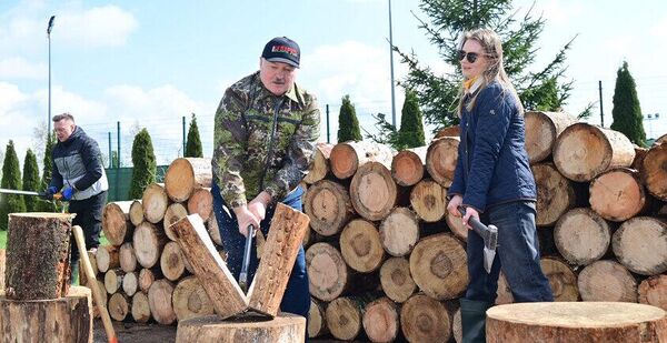 Также сегодня глава государства преподнес мастер-класс журналистам, как нужно колоть дрова. - Sputnik Беларусь
