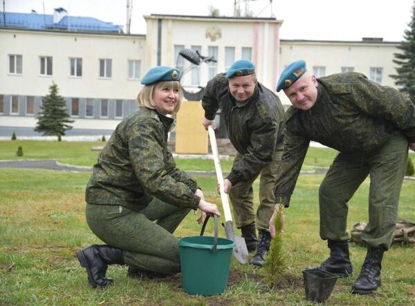 В субботнике приняли участие более 50 тысяч военнослужащих Вооруженных сил и членов их семей. - Sputnik Беларусь