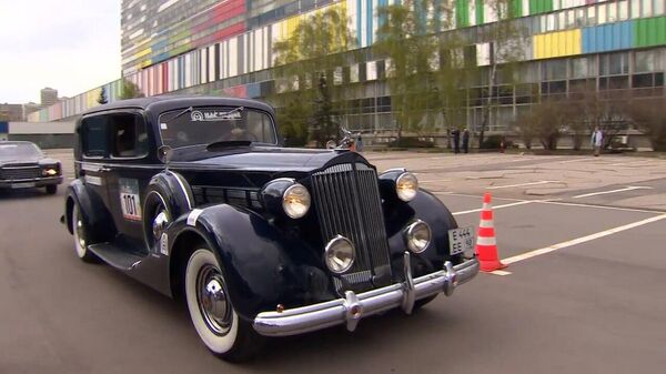 Гонки на старинных автомобилях прошли в Москве  - Sputnik Беларусь