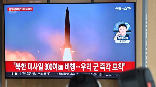Трансляция по телевизору видеозаписи испытаний северокорейской ракеты - Sputnik Беларусь