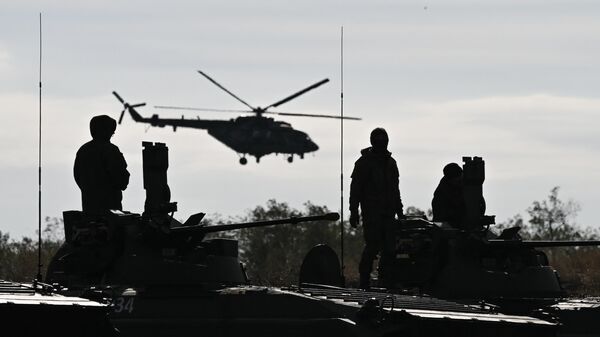 Подготовка экипажей БТР и БМП на полигоне в тыловом районе СВО - Sputnik Беларусь