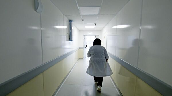 Медицинский сотрудник в коридоре больницы - Sputnik Беларусь