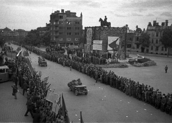 Жители города Торгау приветствуют союзные войска на торжественном митинге, посвященном встрече союзных войск на Эльбе. - Sputnik Беларусь