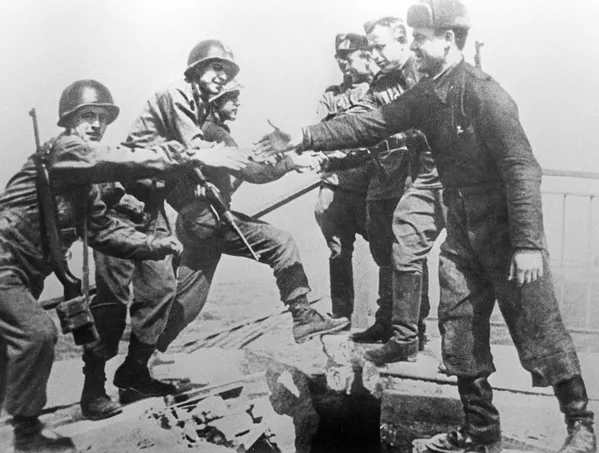 Встреча советских и американских войск на Эльбе в апреле 1945-го – фото