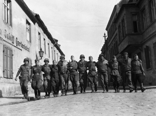 Советские и американские солдаты в городе Торгау (Германия), 25 апреля 1945 года. Фото из личного архива Джека Коннона. - Sputnik Беларусь